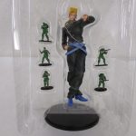 ブリスターの中身。台座に立つ本体と、周囲に並ぶ小型フィギュアがある。