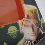 外箱の窓まわりを寄って撮影。紙が裂けている箇所がある。