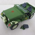 車体形態を斜め上から撮影。緑のジープに紋章が入る。