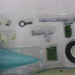 ブリスターのパーツ類。交換用の顔、武器、タイヤ、小物が並ぶ。