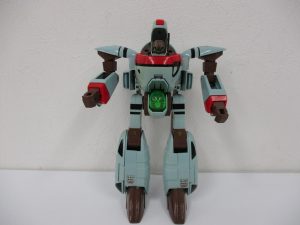 1/40 オーガスのオーガロイド形態を正面から撮影。胸に緑色のパーツがあります。