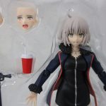 ブリスターを寄って撮影。本体と交換用の表情パーツが並ぶ。