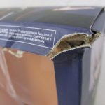 箱の角を寄って撮影。大きな破れがある。