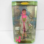 Poodle Parade Barbie の外箱表面。透明窓の奥にドールが入っている。