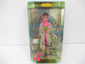 Poodle Parade Barbie の外箱表面。透明窓の奥にドールが入っている。