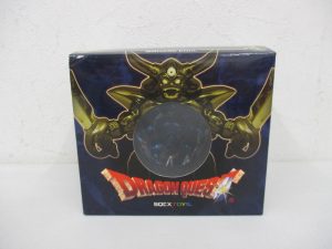 ドラゴンクエスト メタリックモンスターズギャラリーの外箱表面。窓の奥に本体が入っている。