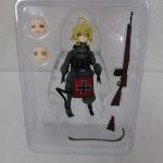ブリスター全体。本体、交換用の顔、小銃が収まっている。