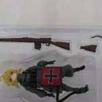 ブリスターの下段。小銃と杖状のパーツが並ぶ。