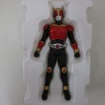 ブリスターに収まった本体の全身。赤と黒の塗り分けが分かる。