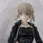 本体上半身のクローズアップ。黒いジャケットと金色の瞳の造形が見える。