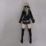 本体を背面から見たところ。ジャケットの背中と髪の造形が分かる。