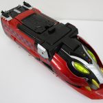 赤い車両を斜め上から撮影。黒い上部と黄緑の先端が見える。