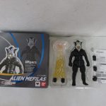 S.H.Figuarts メフィラス星人の外箱、ブリスター、説明書を並べて撮影。