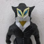 本体の頭部と上半身を寄って撮影。白と青の頭部の造形が分かる。