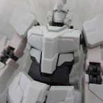 本体の上半身を寄って撮影。白い装甲と頭部の造形が分かる。