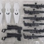 ブリスターの武装パーツ。シールドとライフルが並ぶ。