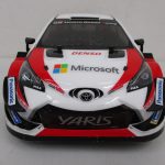 車体を正面から撮影。ヤリスWRCの塗装とスポンサーロゴが入る。