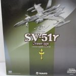 完全変形 1/60 SV-51γ イワノフ機「マクロス ゼロ」の外箱表面。灰色の機体が印刷されている。