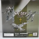 外箱の裏面。ファイター形態とバトロイド形態の作例写真が並ぶ。