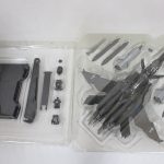 ブリスター全体。本体、台座パーツ、交換用パーツがそろっている。