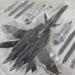 ブリスターに収まった本体のクローズアップ。主翼とミサイルの造形が見える。