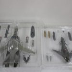 ブリスターを2枚並べたところ。ファイター形態の本体と無人機が収まっている。