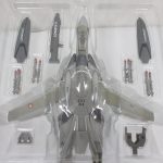 本体側のブリスター。機体と両脇にミサイルなどの武装が並ぶ。