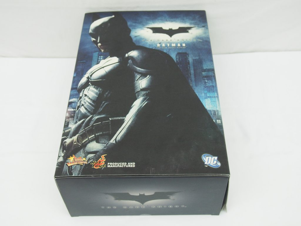 Hot Toys ムービー・マスターピース バットマン THE DARK KNIGHTの外箱表面。作例写真が入る。