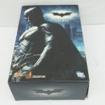 Hot Toys ムービー・マスターピース バットマン THE DARK KNIGHTの外箱表面。作例写真が入る。