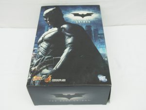 Hot Toys ムービー・マスターピース バットマン THE DARK KNIGHTの外箱表面。作例写真が入る。