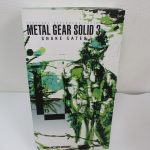 RAH ネイキッド・スネーク「METAL GEAR SOLID 3 SNAKE EATER」の外箱表面。緑の迷彩調デザイン。