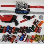 同じ出品に含まれる変身ベルトや銃、シフトカーを並べたところ。
