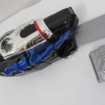 マッハドライバー炎の本体とベルト帯。白と青の意匠が見える。