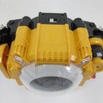 同じ本体を寄って撮影。前面の造形とレンズが分かる。