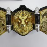 DXビーストドライバーの本体。金色のライオンの顔と左右の翼状パーツ。
