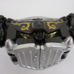 ビーストドライバーを別角度から見たところ。中央の造形と留め具が見える。