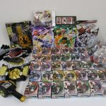 出品一式を並べたところ。ベルト、箱入りの品、多数のリングが並ぶ。