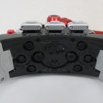 ベルトの内側。バックル裏面の構造と留め具が見える。
