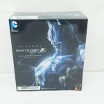 VARIANT PLAY ARTS改 バットマン アーマードの外箱表面。黒地に青い光を浴びた機体が描かれている。