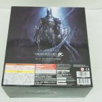 外箱の裏面。全身の作例写真と注意書き、バーコードが入る。