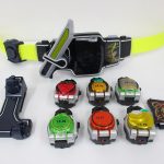 戦極ドライバー、ベルト帯、ロックシードホルダー、ロックシード類を並べたところ。