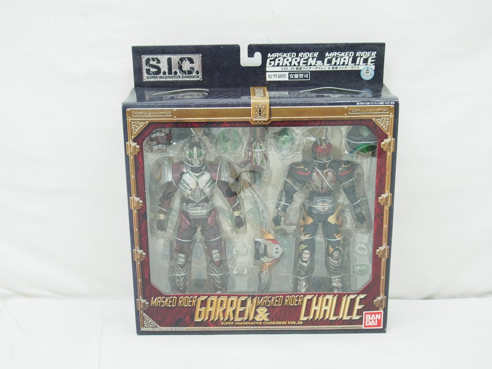 S.I.C. 仮面ライダーギャレンとカリスの外箱正面。窓から2体の本体が見えます。