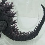 窓越しに尾を寄って撮影。背びれの並びが分かる。
