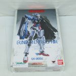 METAL BUILD ガンダムエクシアリペアの外箱表面。マントを纏った機体が描かれている。