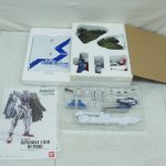 箱を開けて中身を並べたところ。説明書、緩衝材、ブリスターがある。