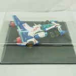 透明ケースに入った本体を斜め前から撮影しています。