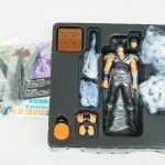 外箱から出した内トレイと付属品。交換パーツと台紙が入っています。