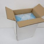 輸送用の外装ダンボール。中に緩衝材が入っています。