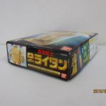 外箱の側面。商品名と品番が印刷されています。