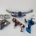 同じ出品に含まれるドライバー、銃、アストロスイッチなどを並べたところ。